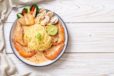 Baharatlı karides spagetti makarna (Tom Yum Goong) - İtalyan Füzyon gıda tarzı