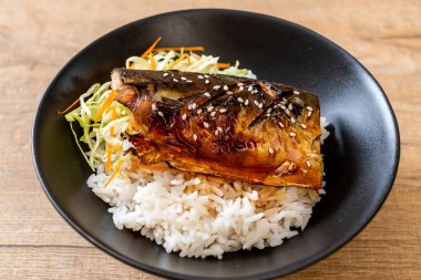 saba balık tepesinde tabağı - Japon tarzı üzerinde teriyaki soslu ızgara