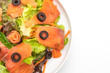 Beyaz arka plan üzerinde - sağlıklı gıda tarzı izole füme somon salata