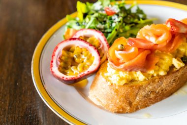 kek yumurta salatası tost ile somon füme