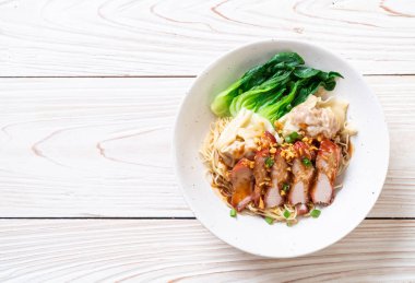 yumurta noodle ile kırmızı kavrulmuş domuz ve mantı - Asya gıda tarzı