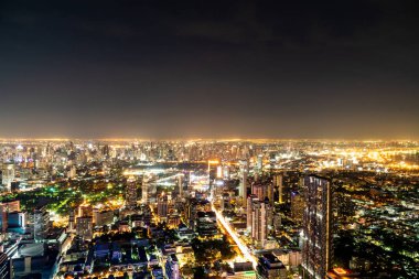 Güzel şehir mimarisi ve Bangkok cityscape Tayland gece bina
