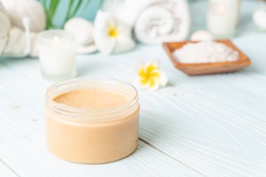 Ahşap zemin üzerine kurulmuş kaplıca tedavileri - Güzellik konsepti