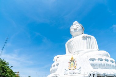 Phuket, Tayland için mavi gökyüzü ile beyaz mermer Big Buddha