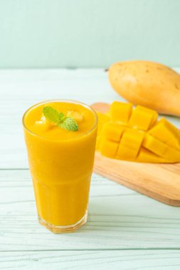 taze mango smoothies - sağlıklı yiyecek ve içecek konsepti