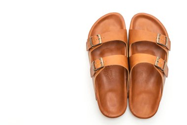 Erkekler beyaz arka plan üzerinde izole sandalet deri