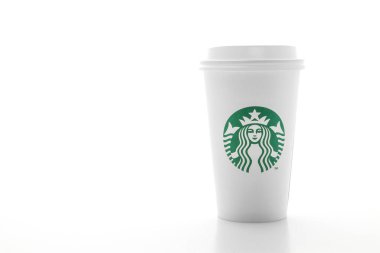 Bangkok, Tayland - 5 Haziran 2018: Beyaz kahve fincanı beyaz arka plan üzerinde izole Starbucks logosu ile. Starbucks dünyanın en büyük kahve evi 61 ülke içinde 20.000'den fazla mağaza ile mi.