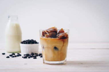 ahşap masa üzerinde sütlü kahve buz küpleri