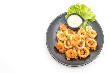 Kızarmış squids ve beyaz arka plan üzerinde izole soslu ahtapot (kalamar)