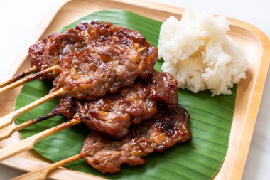 Beyaz pilavlı ızgara süt domuzu. Tayland sokak yemeği tarzı.