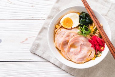 Baharatlı miso udon ramen noodle ile domuz eti - Japon gıda tarzı