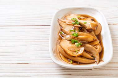 İstiridye soslu kızarmış kral istiridye mantarı. Sağlıklı, vejetaryen ya da vejetaryen yemek tarzı.