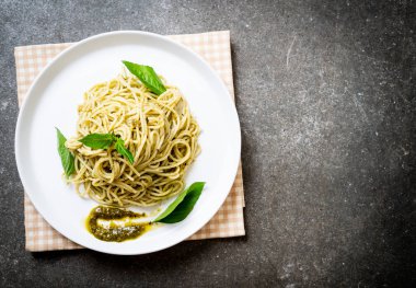 Homamade spagetti pesto sos, zeytin yağı ve fesleğen yaprakları ile.
