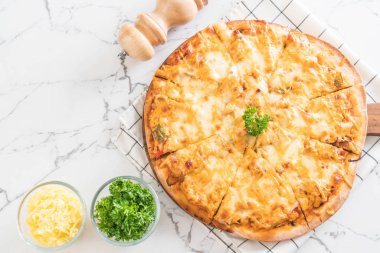 pizza masada bin ada soslu tavuk ızgara