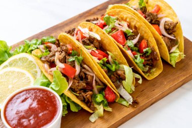 Meksika usulü et ve sebzeli taco.