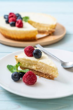 Ev yapımı cheesecake taze ahududu ve yaban mersini ile
