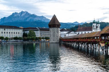 Tarihi kent merkezi, Lucerne (Luzern) İsviçre'deki ünlü Şapel Köprüsü ile.