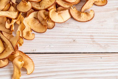 Ahşap arka planda kesilmiş ev yapımı organik elma.