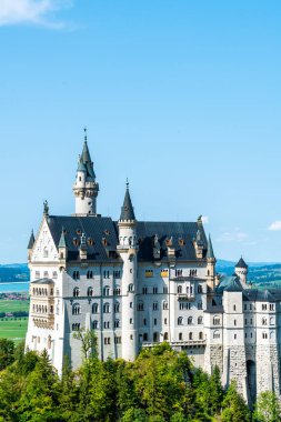 Neuschwanstein Şatosu Almanya'da Bavyera Alpleri, mavi gökyüzü ile güzel mimari