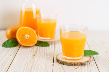 Ahşap arka plan - sağlıklı içecek üzerinde taze portakal suyu