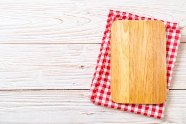 ahşap arka plan üzerinde mutfak bezle ahşap tahta boş kesme