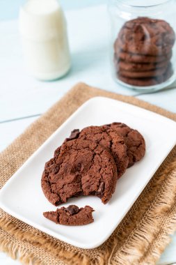 ahşap zemin üzerine çikolata parçaları ile çikolata kurabiye