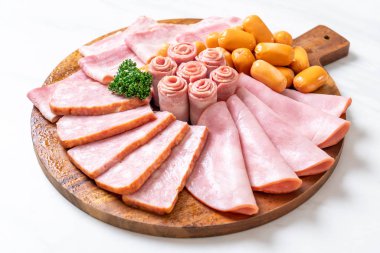 pastırma, sosis, jambon füme ve barbekü pastırma ahşap tahta üzerinde