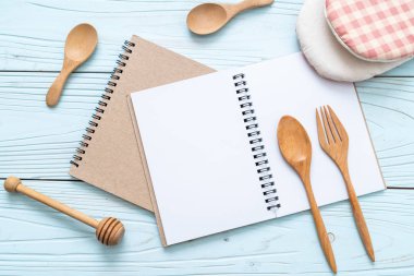 metin Not ahşap yüzey ve tahta kaşık ve çatal ile kopya sapce için boş defter