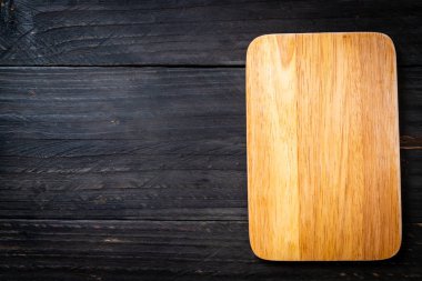 ahşap arka plan üzerinde mutfak bezle ahşap tahta boş kesme