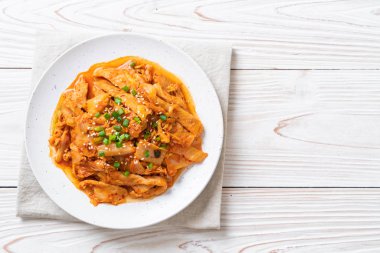 Kore usulü kimchi ile kızartılmış domuz eti.