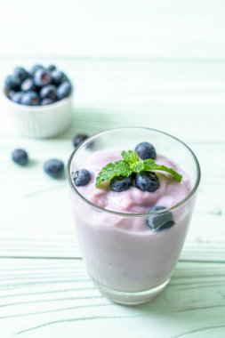 Taze yaban mersinli ev yapımı yoğurt