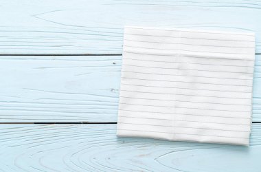 mutfak bezi (peçete) kopya alanı mavi ahşap zemin üzerine