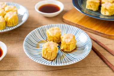 Karides Çince buğulanmış Dumpling sos ile