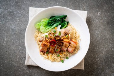 gevrek domuz yağı ve mantı - Asya gıda tarzı ile yumurta şehriye çorbası