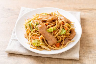 tavada kızartılmış yakisoba noodle pork - Asya gıda tarzı ile