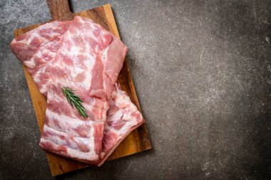 Taze Çiğ domuz kaburga malzemelerle