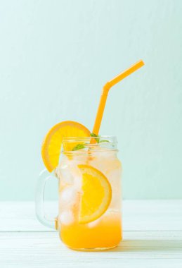 yanında da soda ahşap masa portakal suyu