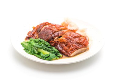 Kızarmış ördek beyaz arka planda izole edilmiş.