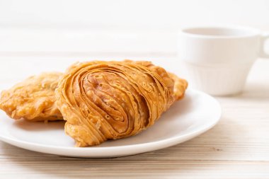 tavuk köri puf böreği ahşap arka plan üzerinde