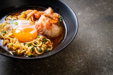 Kimchi ve yumurta - Korece ramen tarzı ile Kore anlık erişte