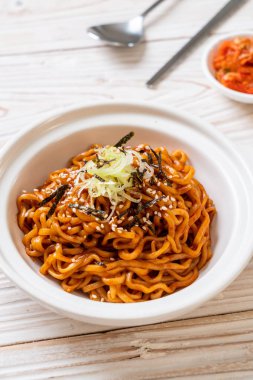 Kore sıcak ve baharatlı anlık noodle kimchi - Kore yemeği tarzı ile