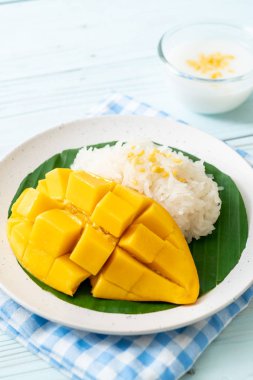 Yapışkan pirinçli mango - Tayland 'ın popüler geleneksel tatlısı