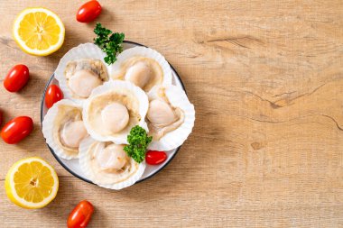 Ahşap tahta üzerinde taze kabuk tarak