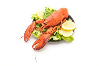 Beyaz arka planda taze haşlanmış sebze ve limonlu ıstakoz.