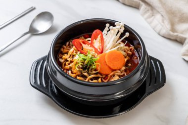 siyah kase - Kore yemeği stili Korece anlık erişte