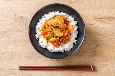 Pirinçli kimchi ve domuz kızartması. Kore usulü.