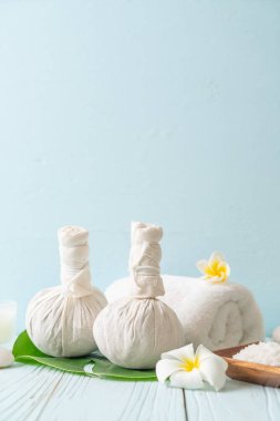 Spa bitkisel top mum ve orkide - güzellik kavramı ile sıkıştırma