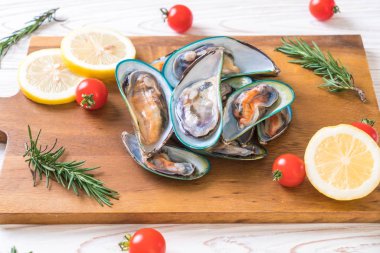 malzemelerle ahşap tahta üzerinde taze midye