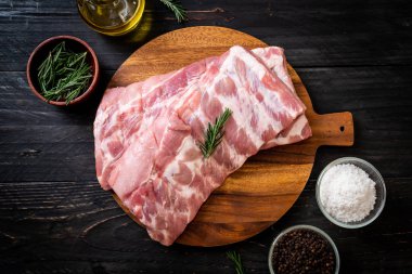 Taze Çiğ domuz kaburga malzemelerle