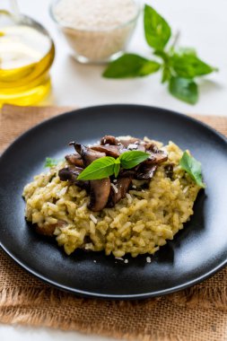 Pesto ve peynir ile ev yapımı Mantarlı Risotto